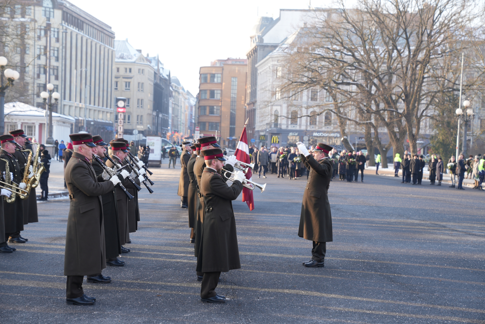 Iekšlietu ministrijas un dienestu vadība godina 1991. gada barikāžu upuru piemiņu barikāžu aizstāvju atceres 35. gadadienā