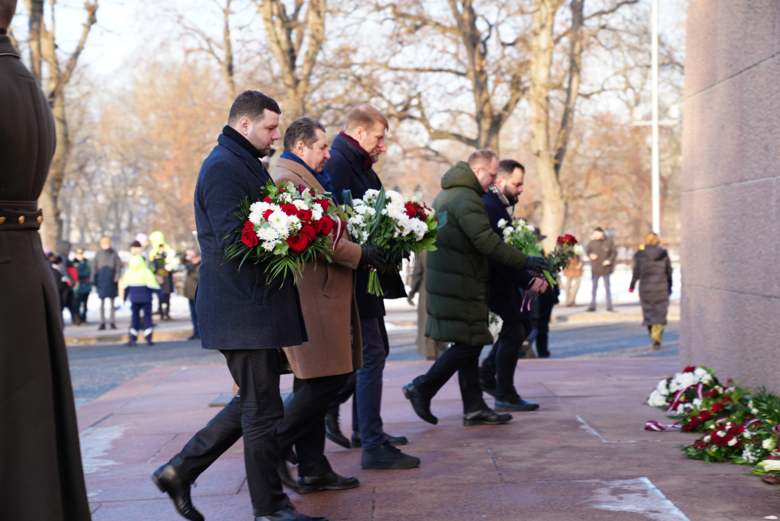 Iekšlietu ministrijas un dienestu vadība godina 1991. gada barikāžu upuru piemiņu barikāžu aizstāvju atceres 35. gadadienā