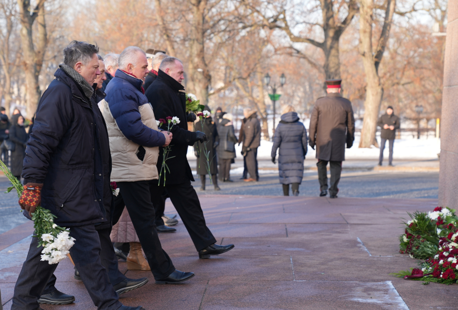 Iekšlietu ministrijas un dienestu vadība godina 1991. gada barikāžu upuru piemiņu barikāžu aizstāvju atceres 35. gadadienā