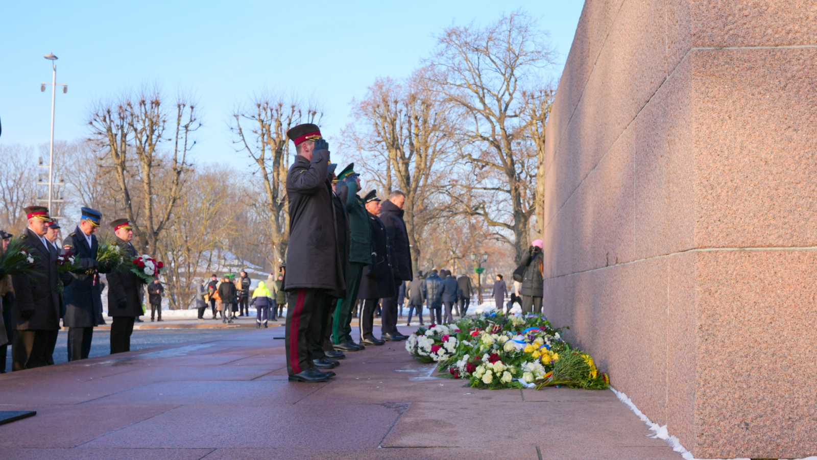 Iekšlietu ministrijas un dienestu vadība godina 1991. gada barikāžu upuru piemiņu barikāžu aizstāvju atceres 35. gadadienā