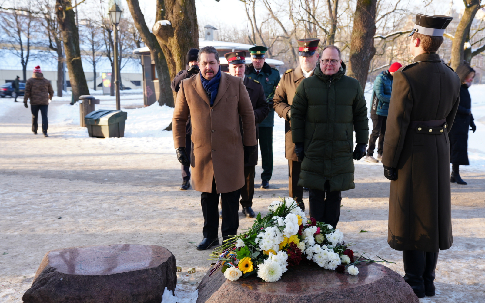 Iekšlietu ministrijas un dienestu vadība godina 1991. gada barikāžu upuru piemiņu barikāžu aizstāvju atceres 35. gadadienā