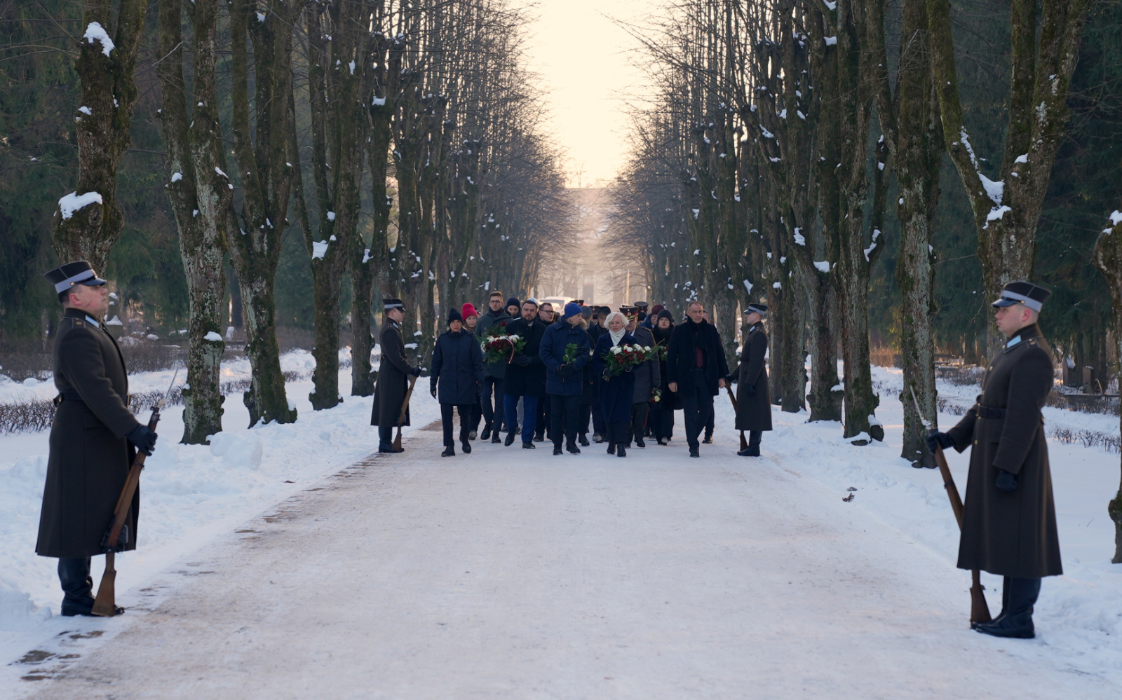 Iekšlietu ministrijas un dienestu vadība godina 1991. gada barikāžu upuru piemiņu barikāžu aizstāvju atceres 35. gadadienā