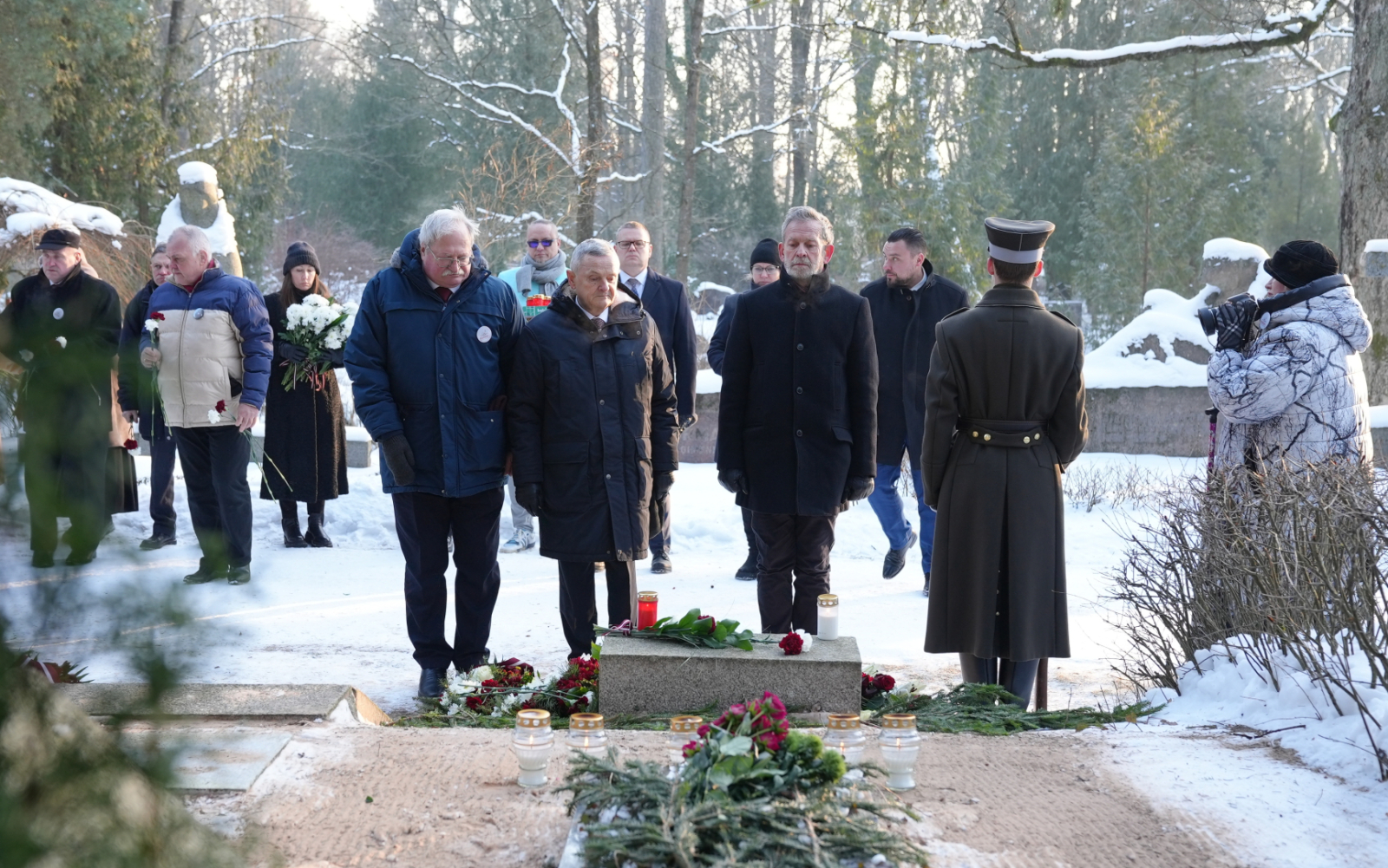 Iekšlietu ministrijas un dienestu vadība godina 1991. gada barikāžu upuru piemiņu barikāžu aizstāvju atceres 35. gadadienā