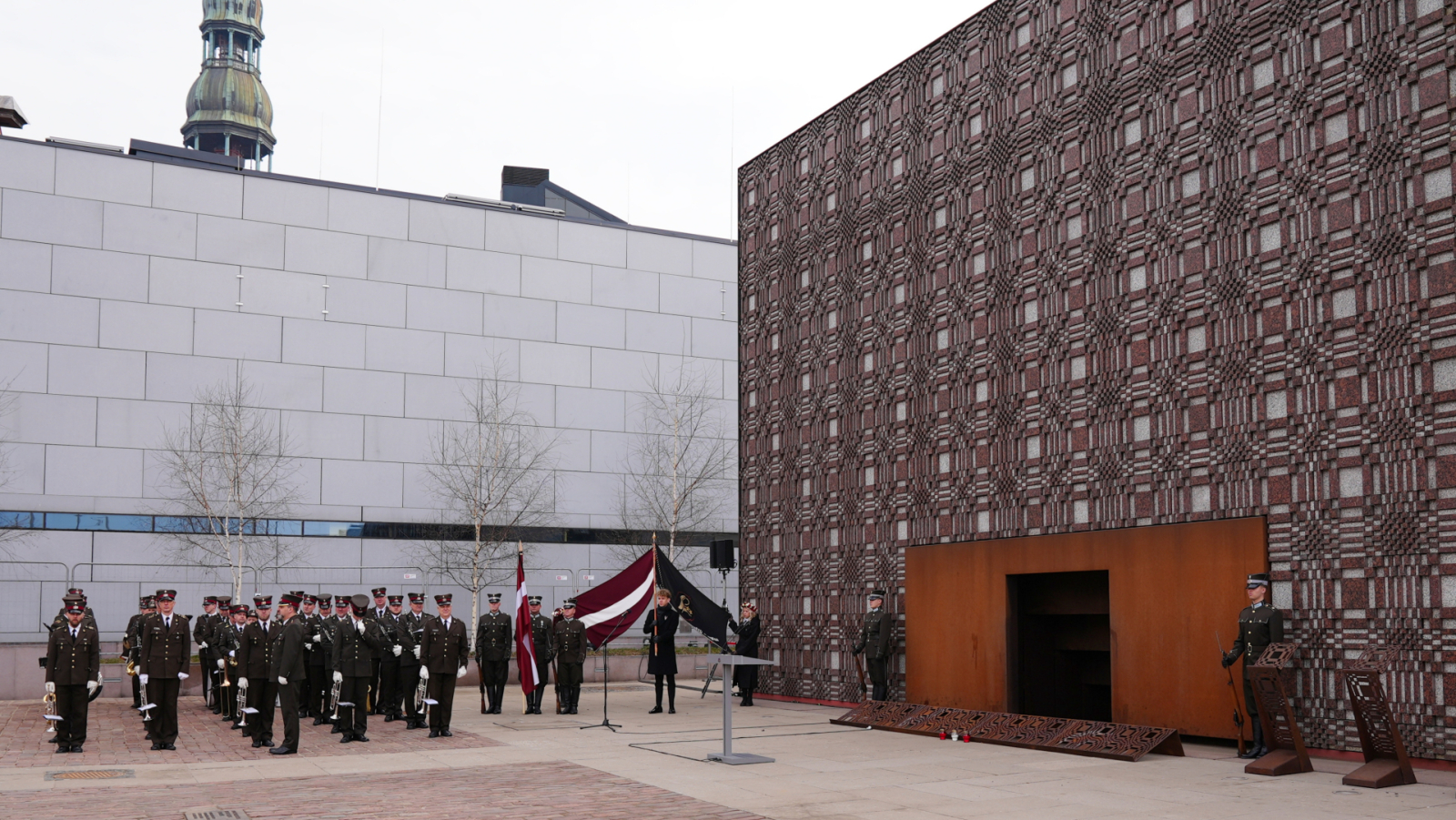  iekšlietu ministrs Rihards Kozlovskis un valsts sekretārs Dimitrijs Trofimovs noliek ziedus pie Padomju okupācijas upuru piemiņas memoriāla 