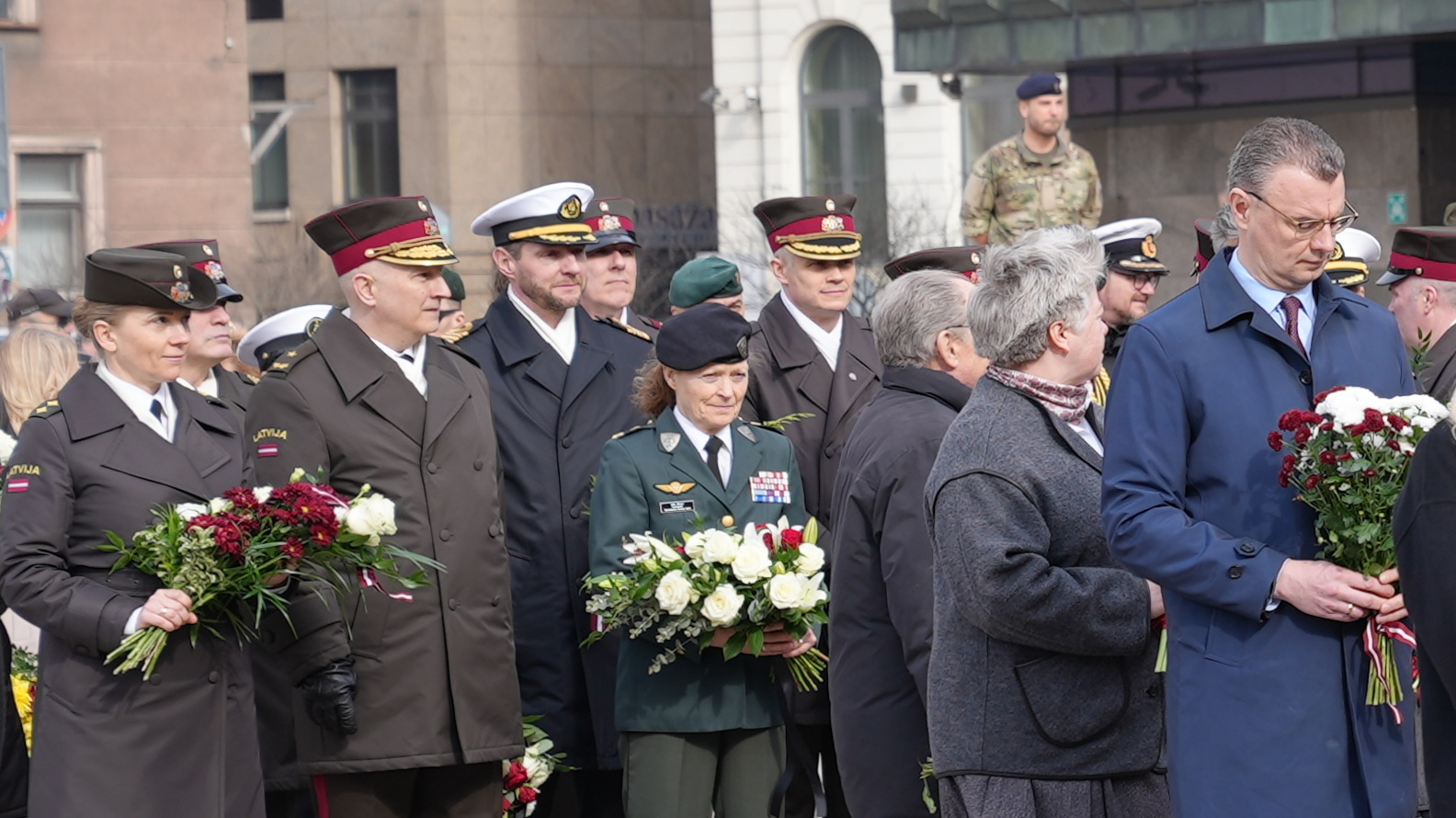  iekšlietu ministrs Rihards Kozlovskis un valsts sekretārs Dimitrijs Trofimovs noliek ziedus pie Padomju okupācijas upuru piemiņas memoriāla 