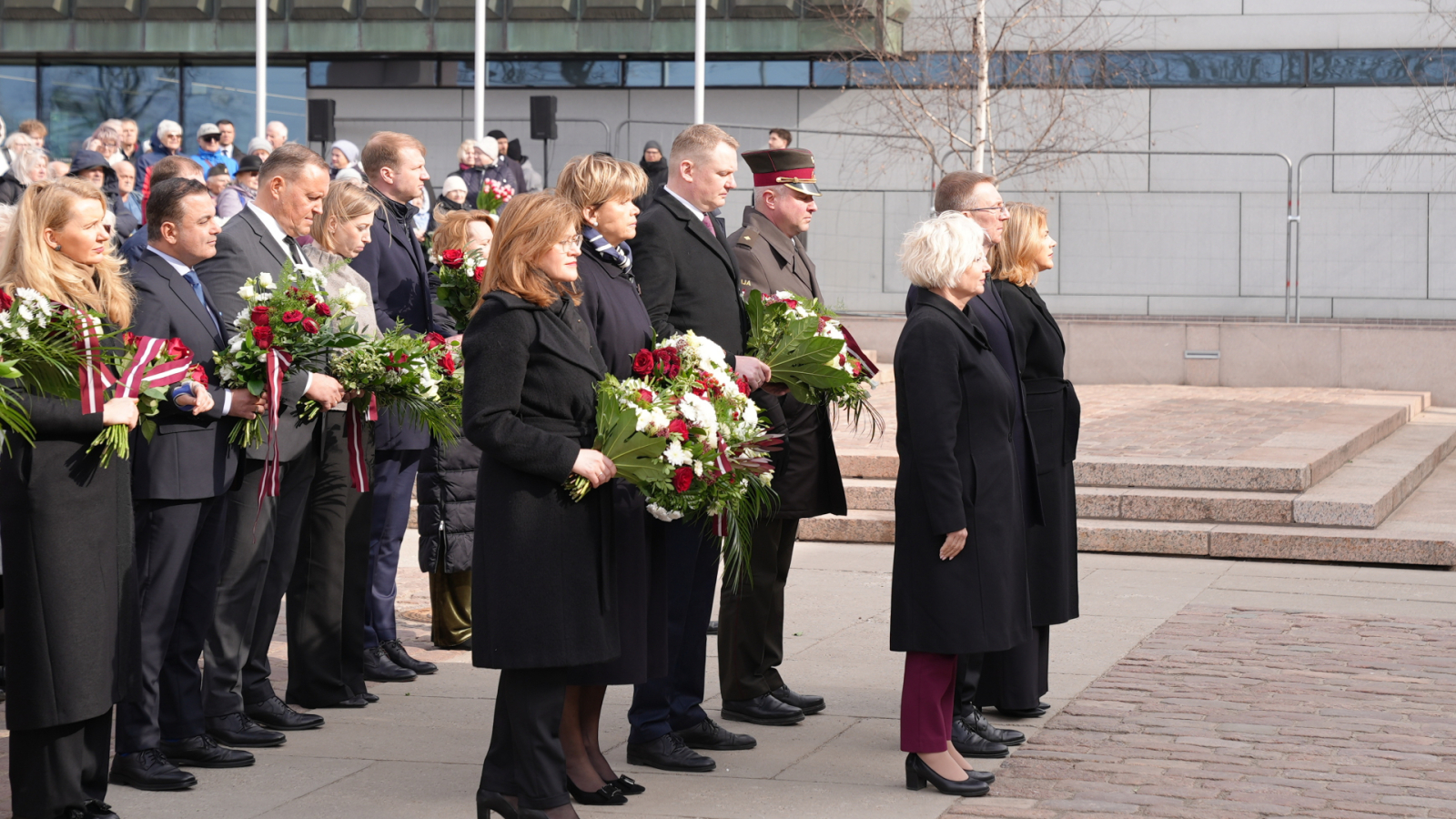  iekšlietu ministrs Rihards Kozlovskis un valsts sekretārs Dimitrijs Trofimovs noliek ziedus pie Padomju okupācijas upuru piemiņas memoriāla 