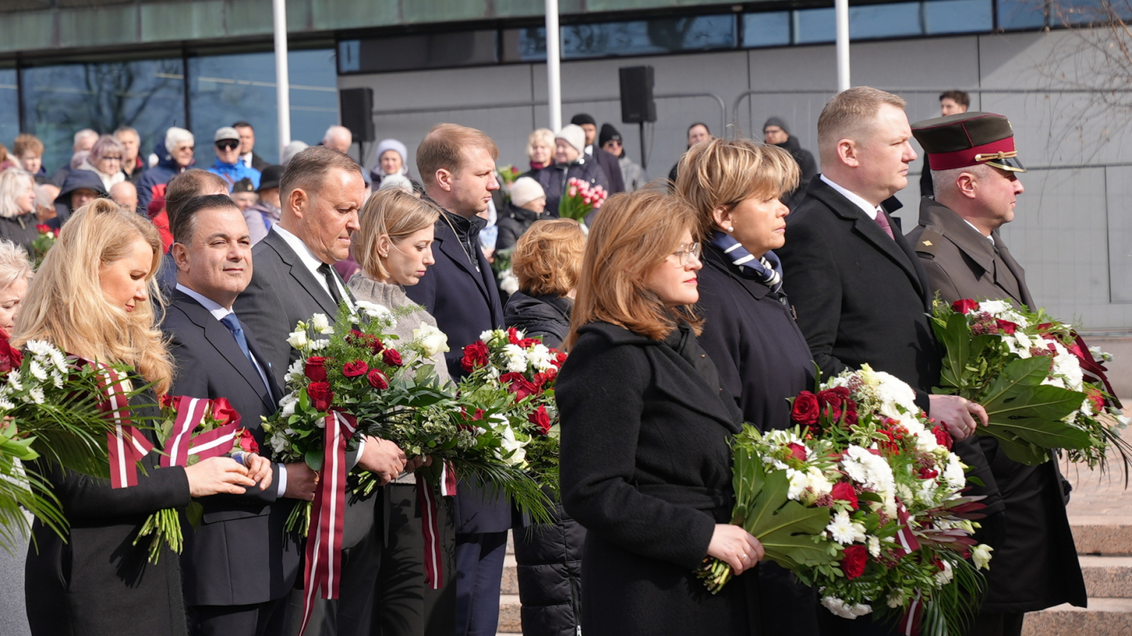  iekšlietu ministrs Rihards Kozlovskis un valsts sekretārs Dimitrijs Trofimovs noliek ziedus pie Padomju okupācijas upuru piemiņas memoriāla 