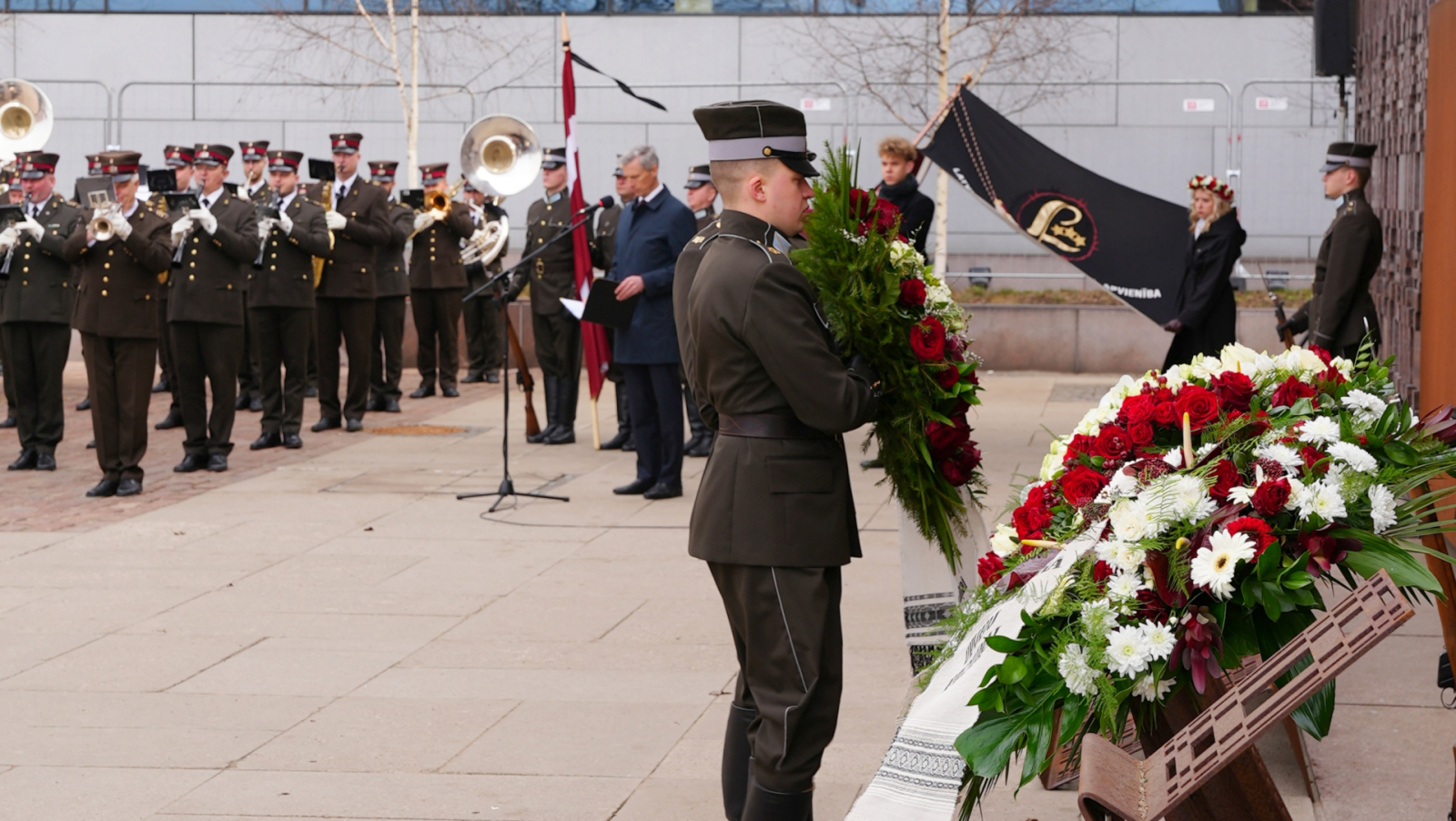  iekšlietu ministrs Rihards Kozlovskis un valsts sekretārs Dimitrijs Trofimovs noliek ziedus pie Padomju okupācijas upuru piemiņas memoriāla 