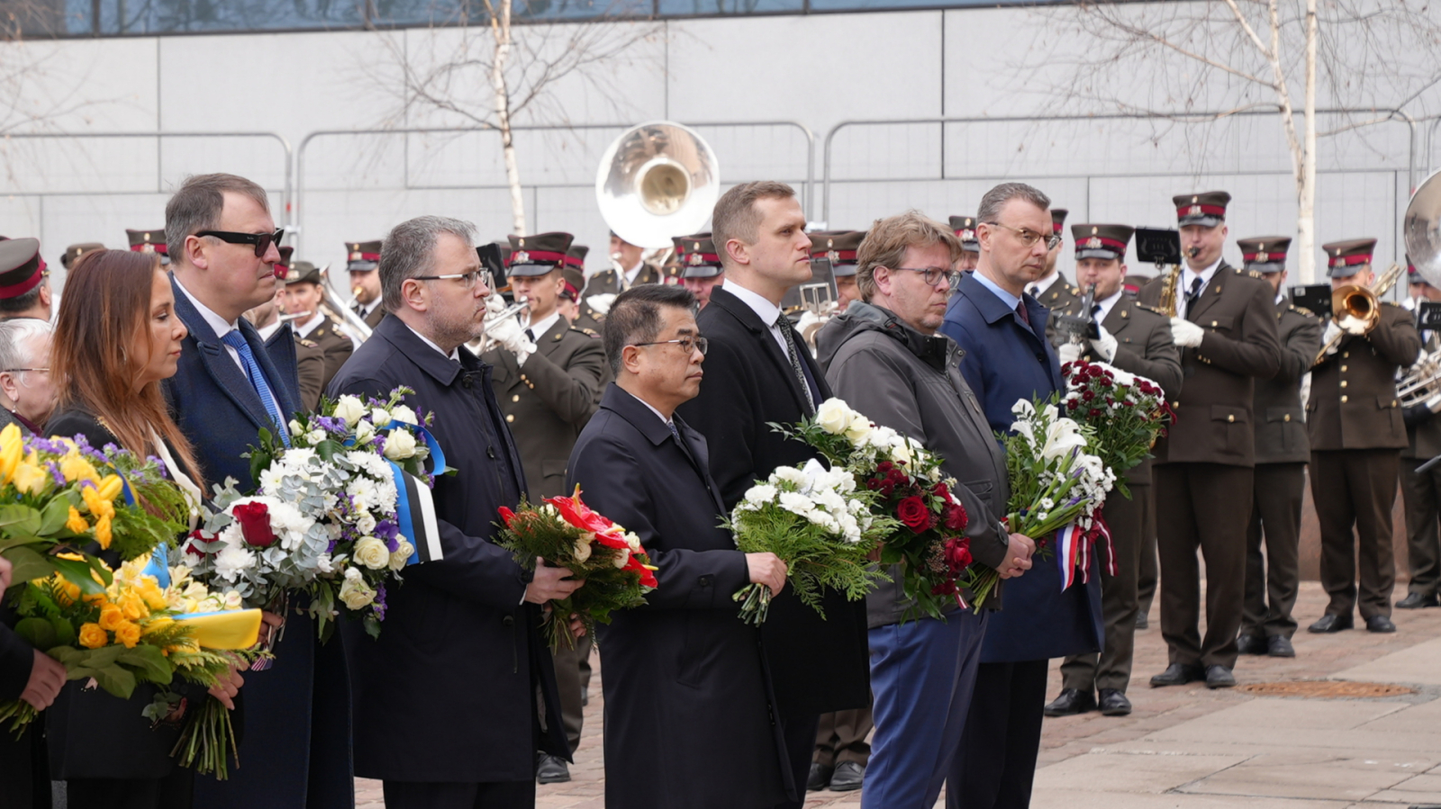  iekšlietu ministrs Rihards Kozlovskis un valsts sekretārs Dimitrijs Trofimovs noliek ziedus pie Padomju okupācijas upuru piemiņas memoriāla 