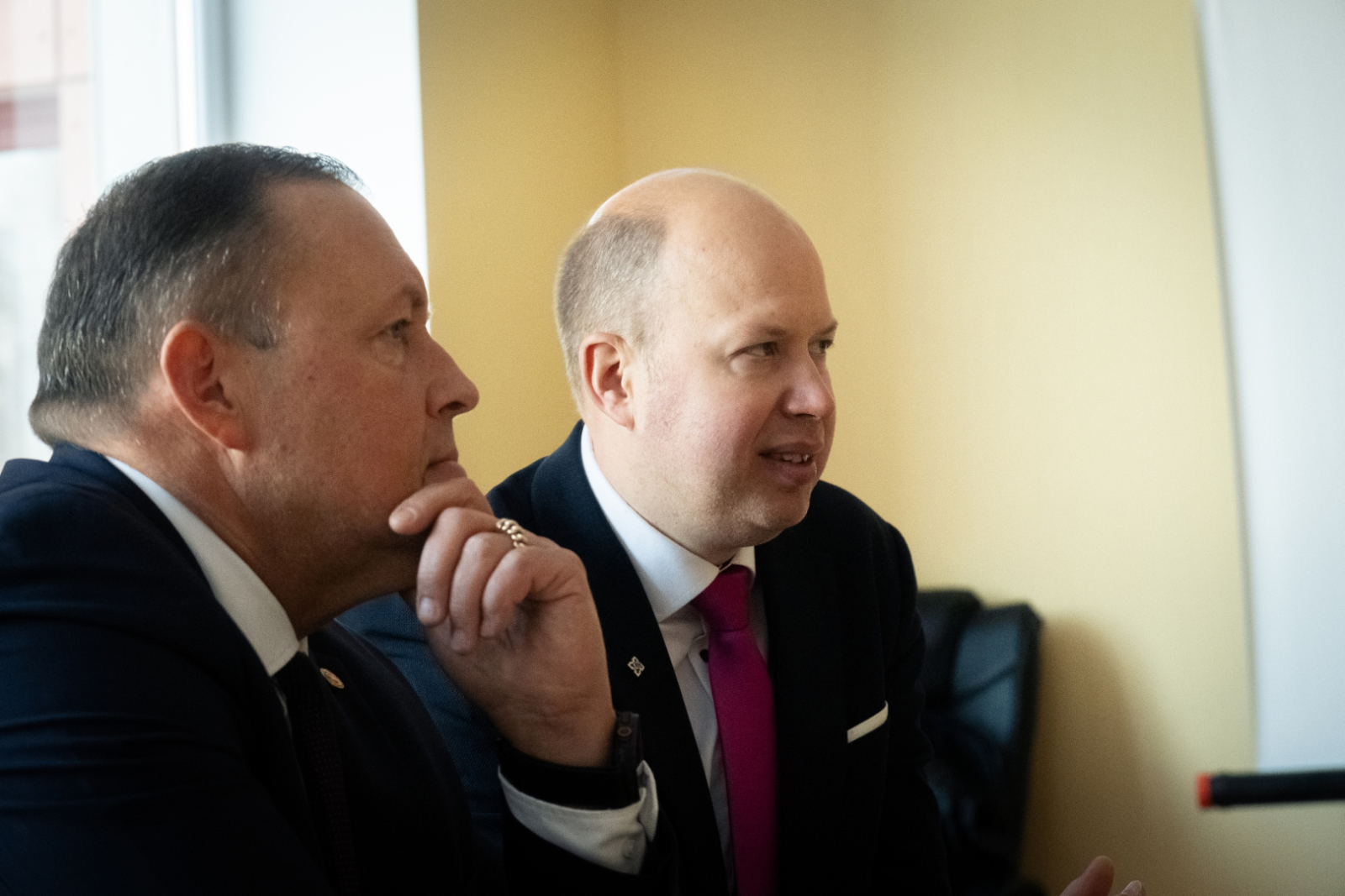 Igaunijas iekšlietu ministrs Igors Taro tiekas ar savu Latvijas kolēģi Rihardu Kozlovski, lai pārrunātu sadarbību cīņā pret pārrobežu noziedzību