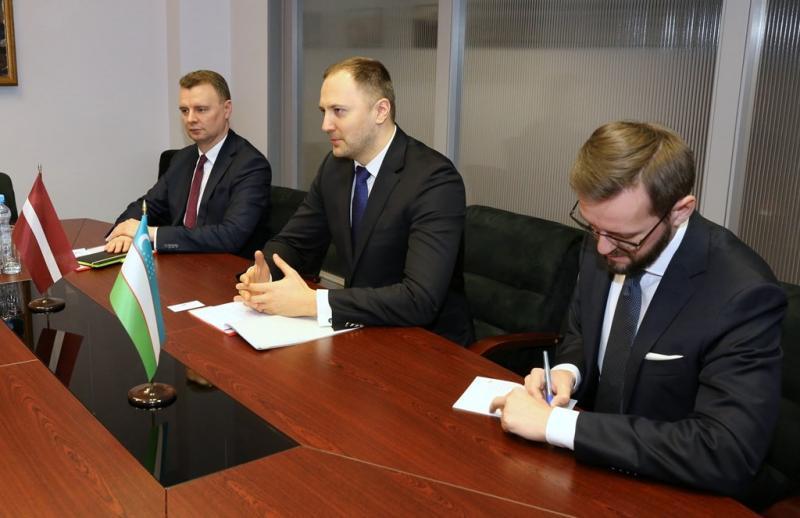 Tiksanas-ar-Uzbekistanas-vestnieku-Sultanovu