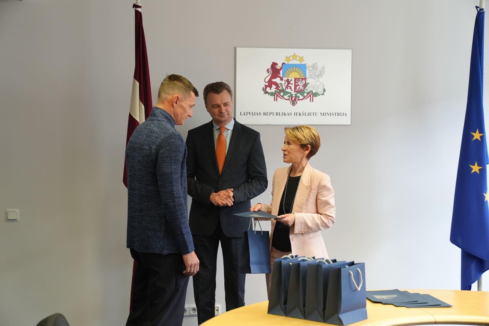 iekšlietu ministre Marija Golubeva pasniedz Iekšlietu ministrijas pateicības