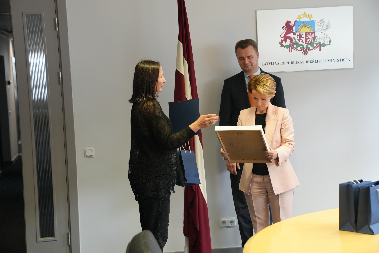 iekšlietu ministre Marija Golubeva pasniedz Iekšlietu ministrijas pateicības