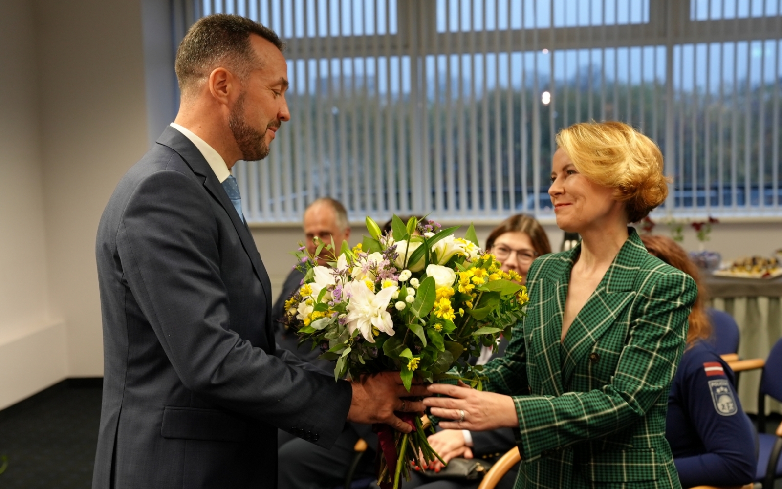 Iekšlietu ministrs pasniedz ziedus