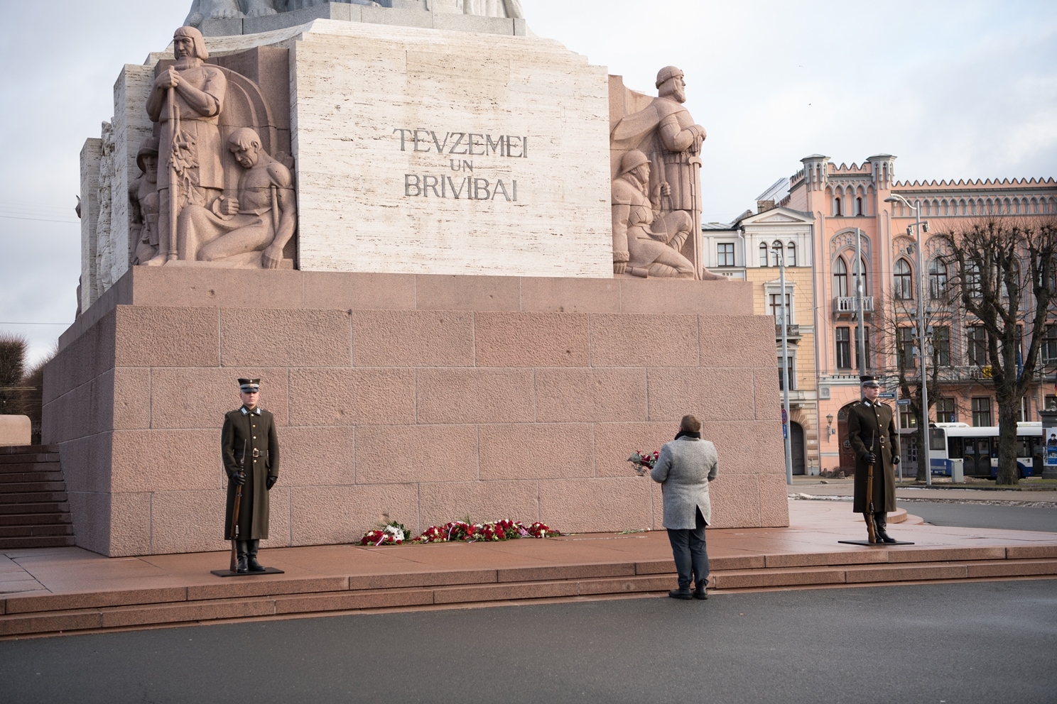   Iekšlietu ministrijas un dienestu vadība godina 1991. gada barikāžu upuru piemiņu barikāžu aizstāvju atceres 31. gadadienā