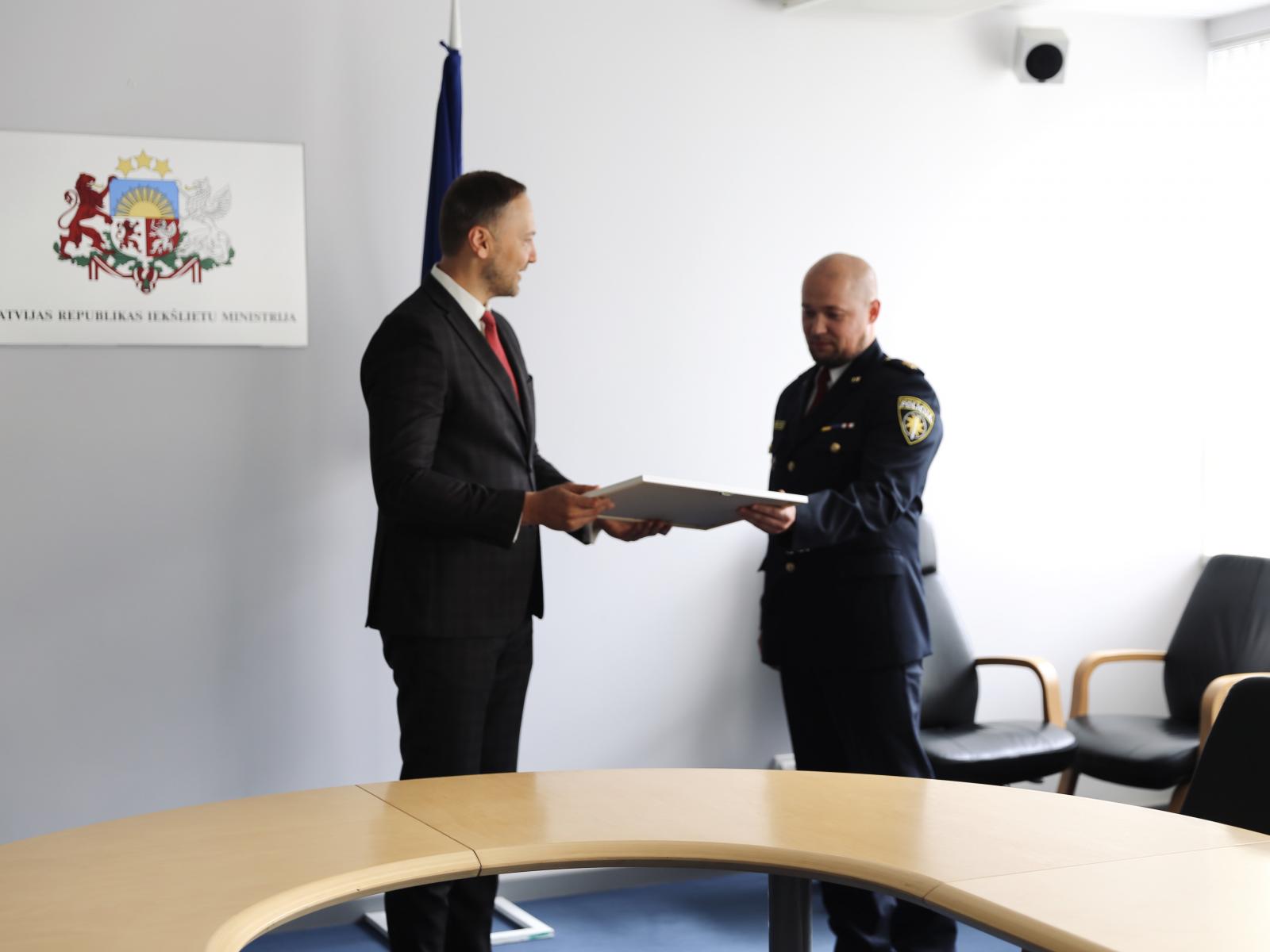 Iekslietu ministrs sniedz apbalvojumus