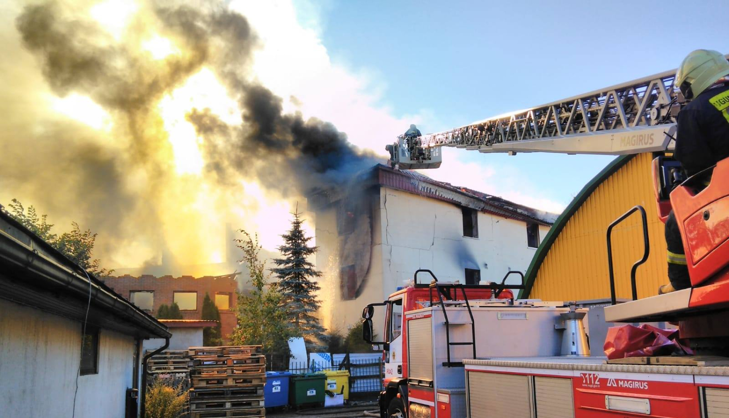 Ugunsdzēsēji dzēš māju