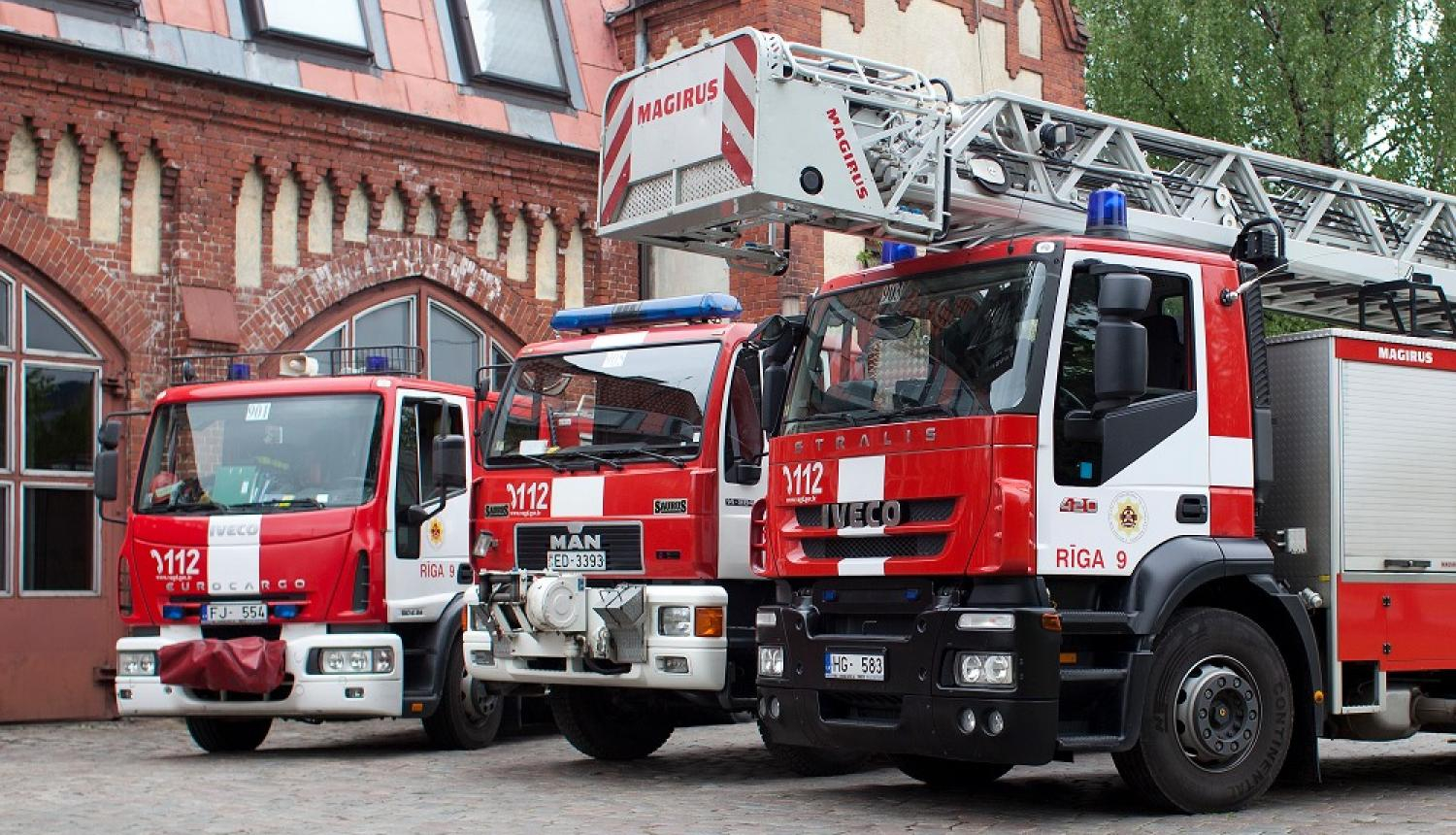 Ugunsdzēsēju mašīnas pie ēkas