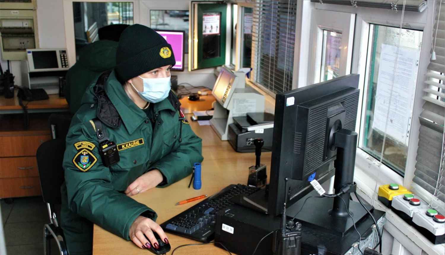 robežsargs veicot darbu pie datora