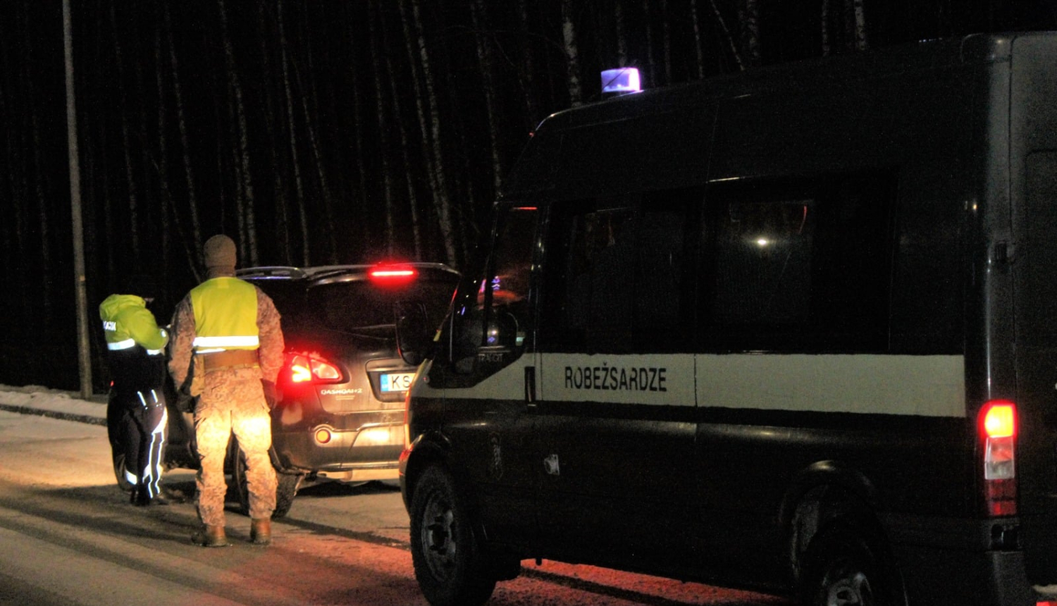 robežsargi, policisti un zemessargi veic pārbaudi