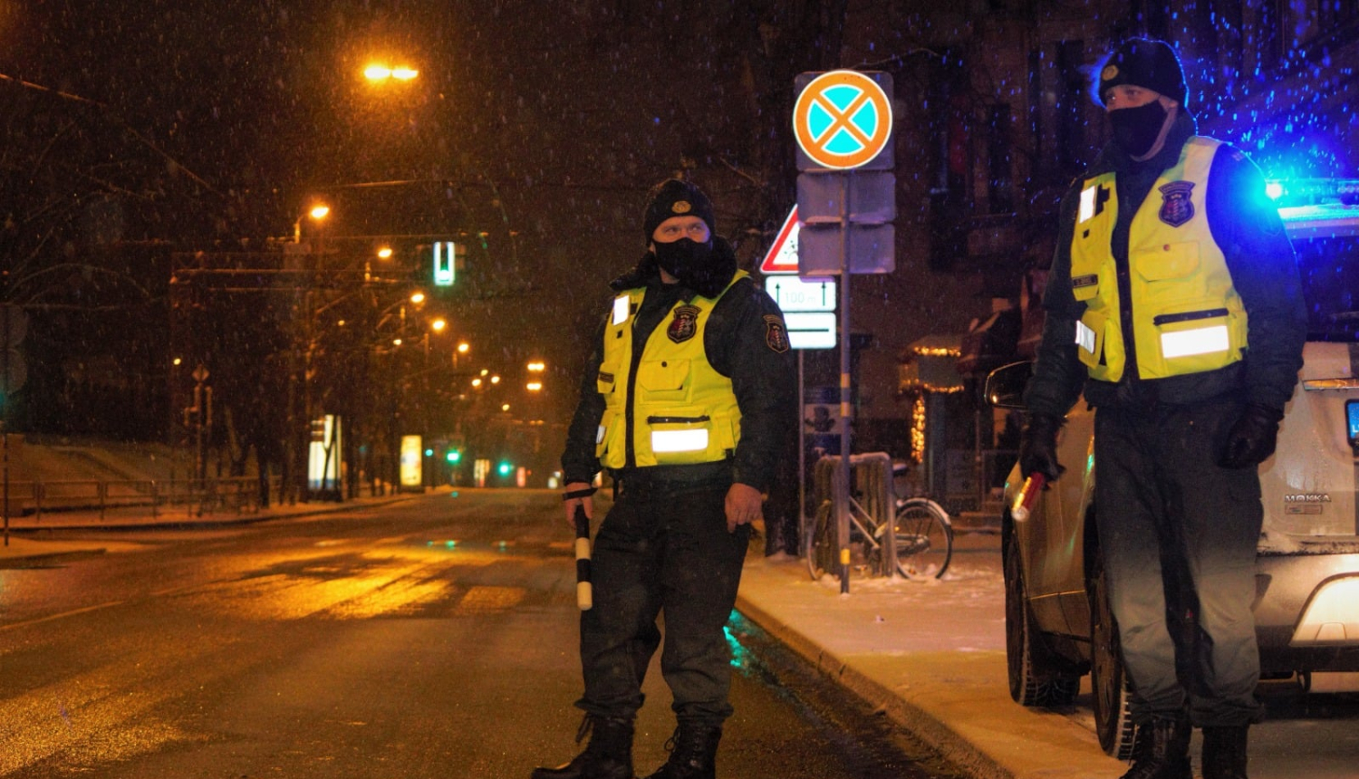 valsts robežsardzes divas amatpersonas uz ielas naktī