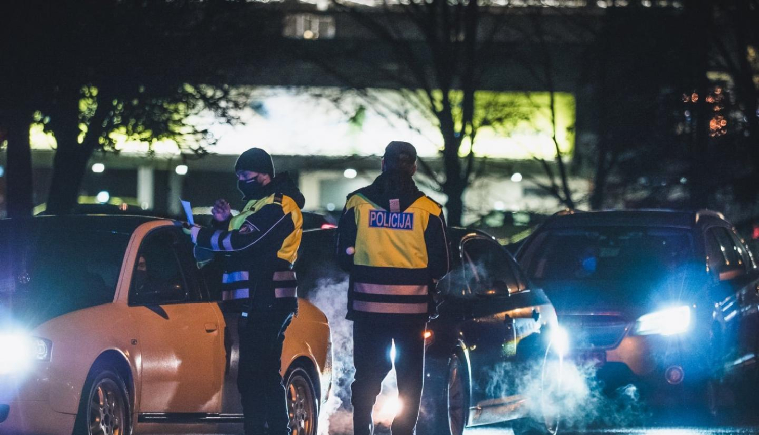 Valsts policija mājsēdes kontroles laikā