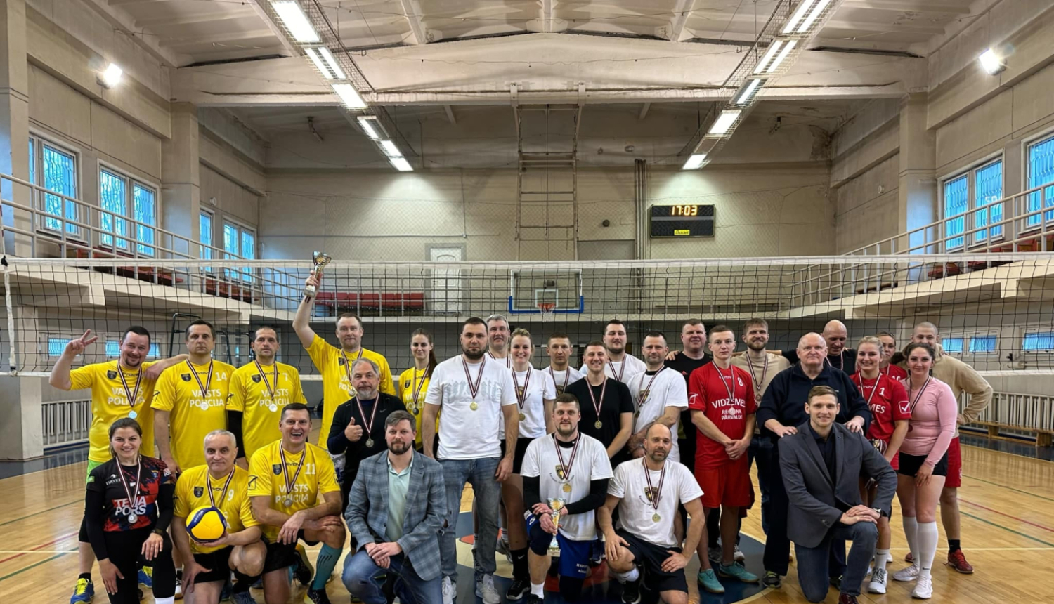 Trīs komandas sporta zālē ar medaļām kaklā