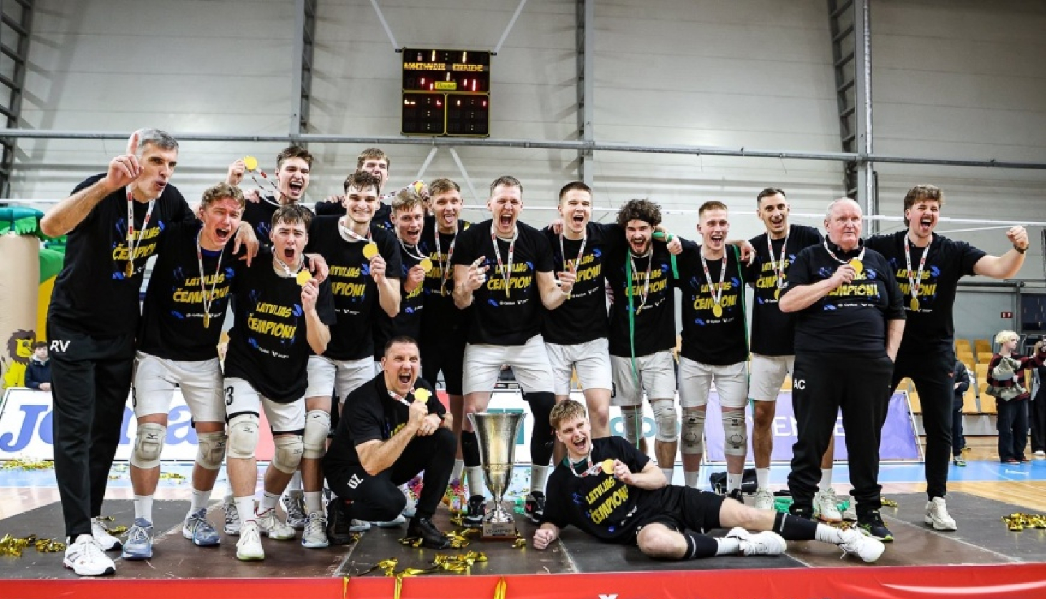 komanda sporta zālē