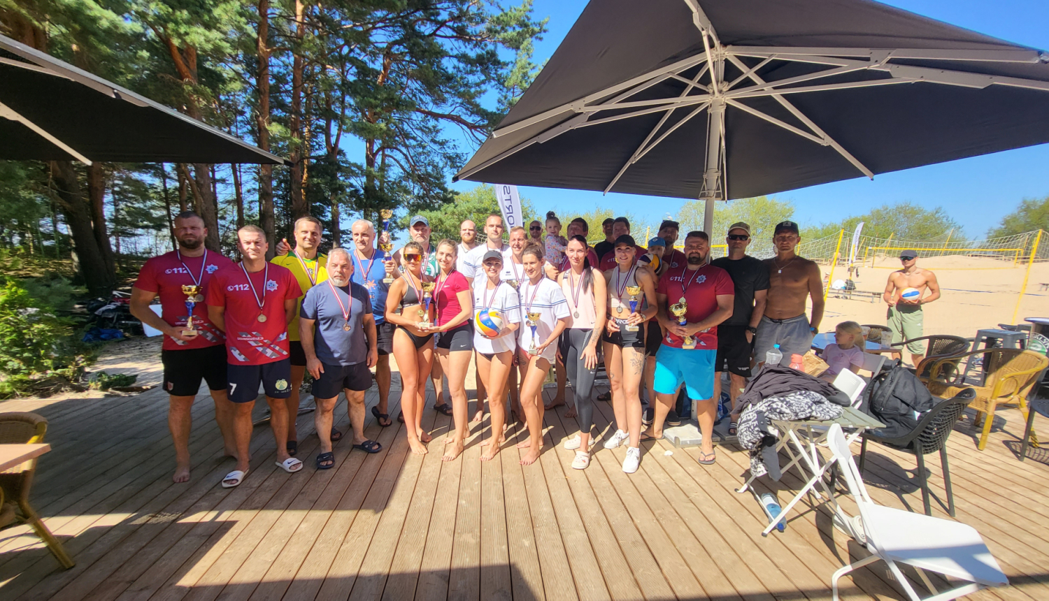 Volejbolisti pludmalē