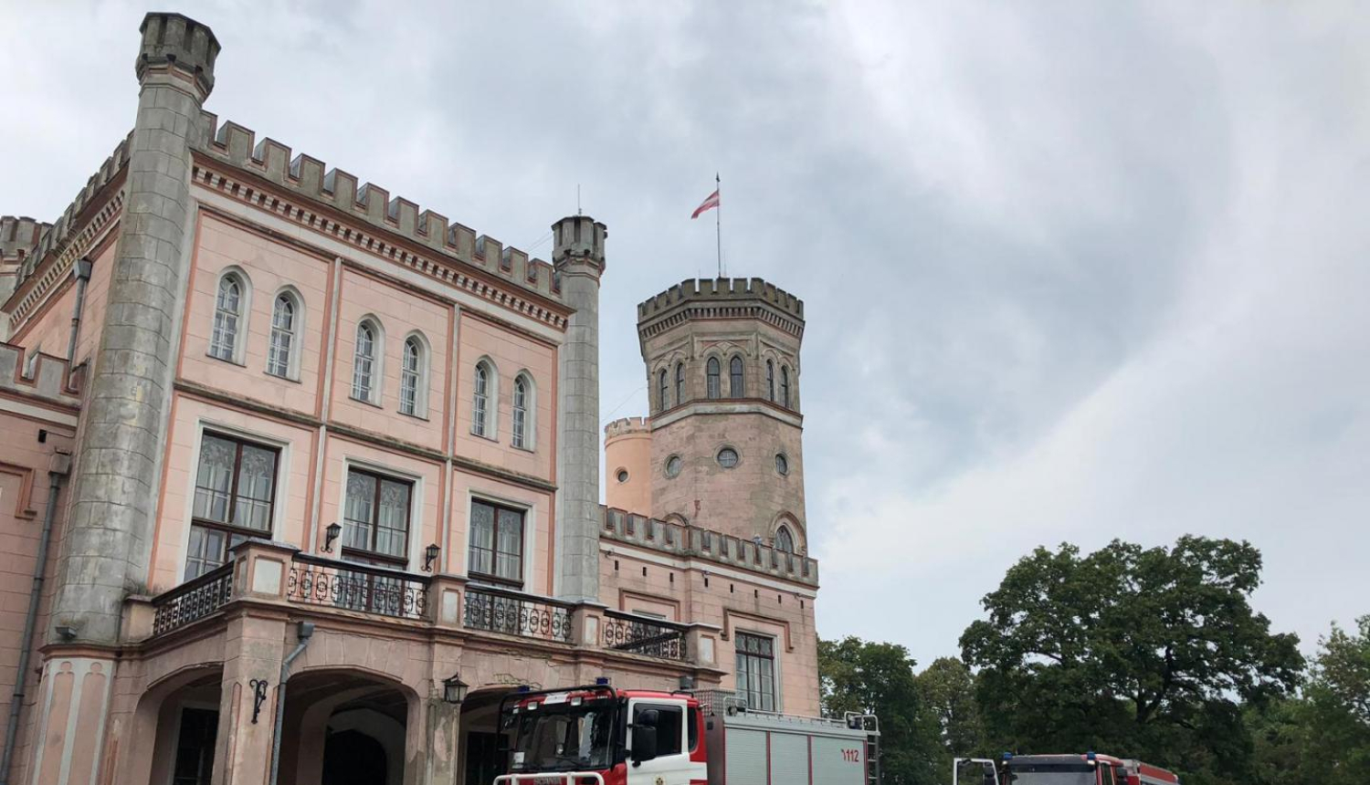 Dikļu pils un priekšplānā VUGD mašīnas