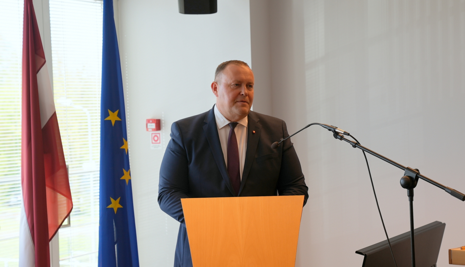 Ministrs R. Kozlovskis sveic nozares darbiniekus 4. maijā