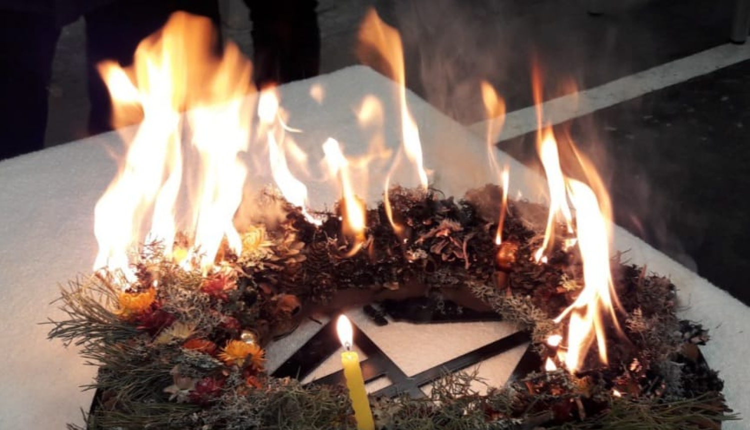 degošs Adventes vainags