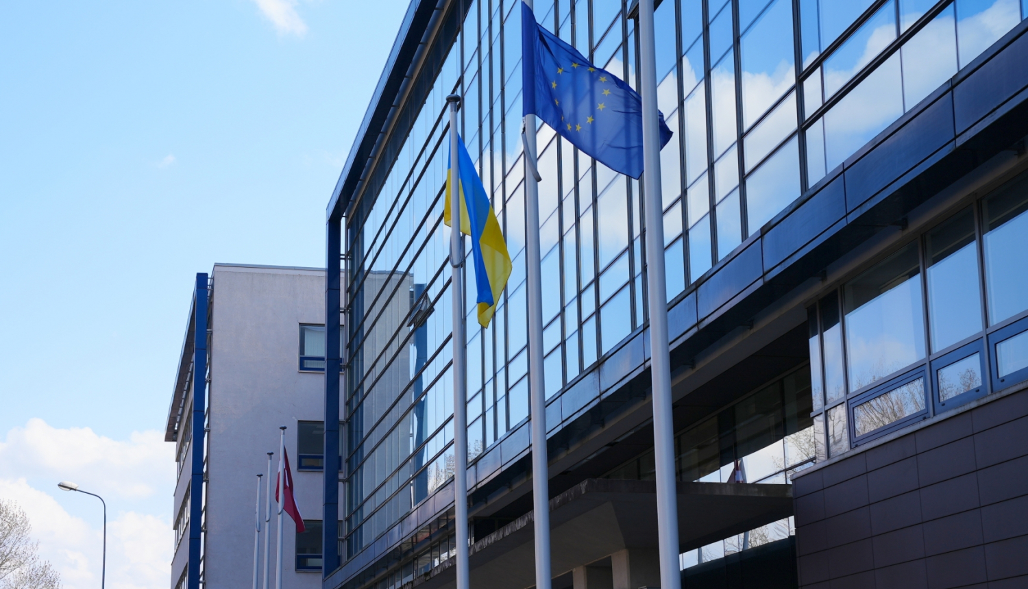 Iekšlietu ministrija, kur plīvo Latvija, Eiropas Savienības un Ukrainas karogi
