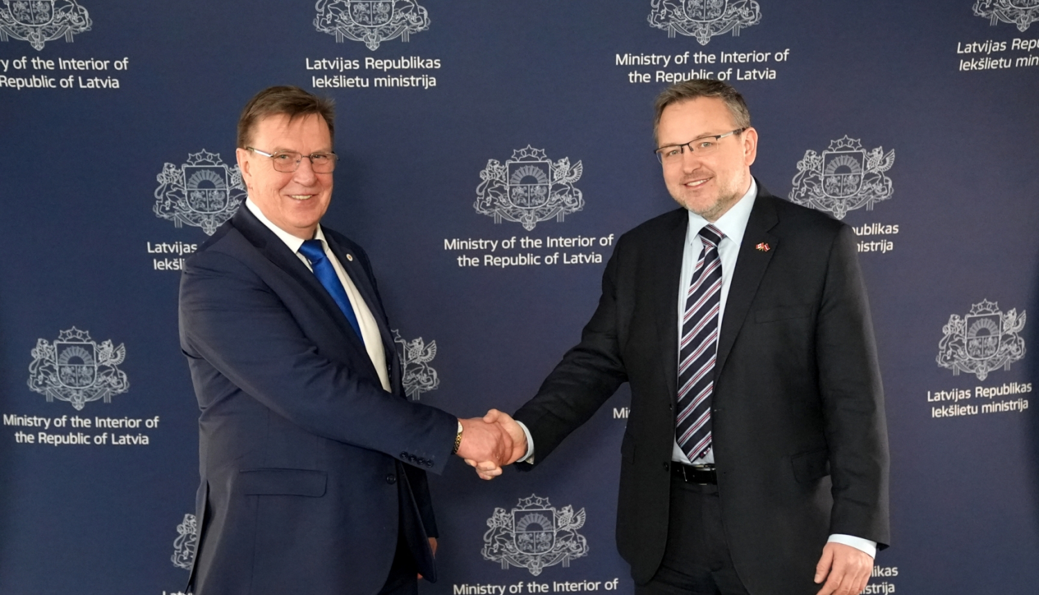 Iekšlietu ministrs Māris Kučinskis un  Kanādas vēstnieks Latvijā Braiens Svorks