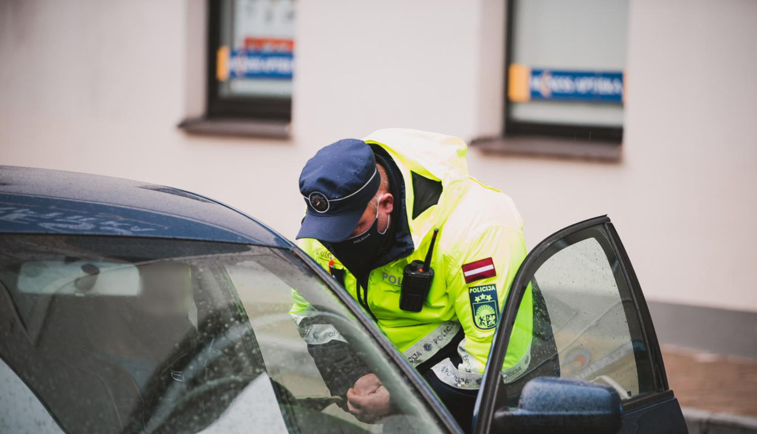 policija veicot pārbaudes
