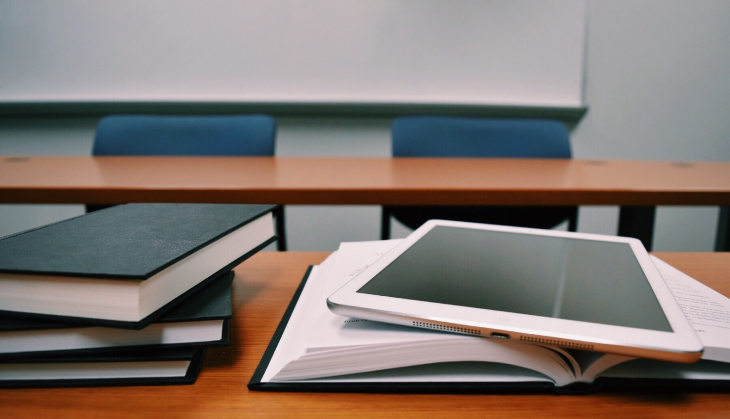 Grāmatas un planšetdators