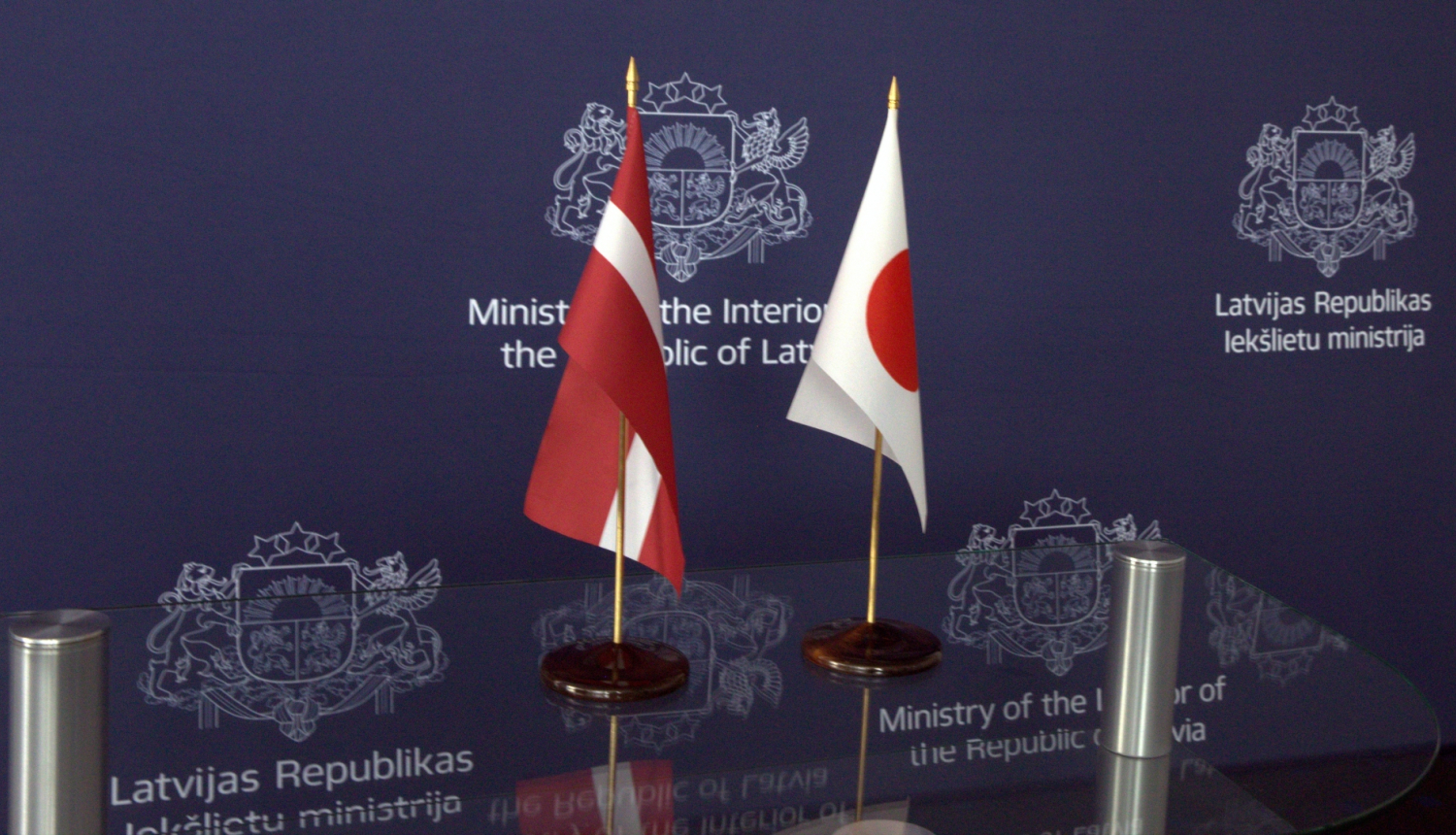 Japānas un Latvijas karogi