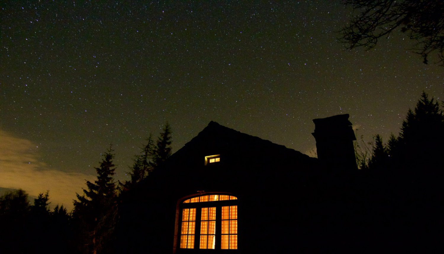 Mājas logā deg gaisma