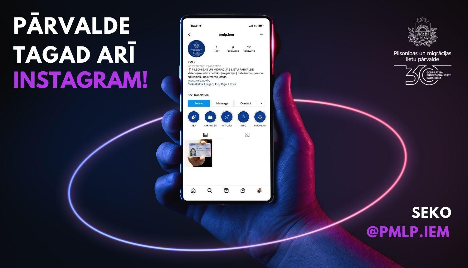 Rokā tur telefonu, kurā redzams PMLP jaunais instagram konts