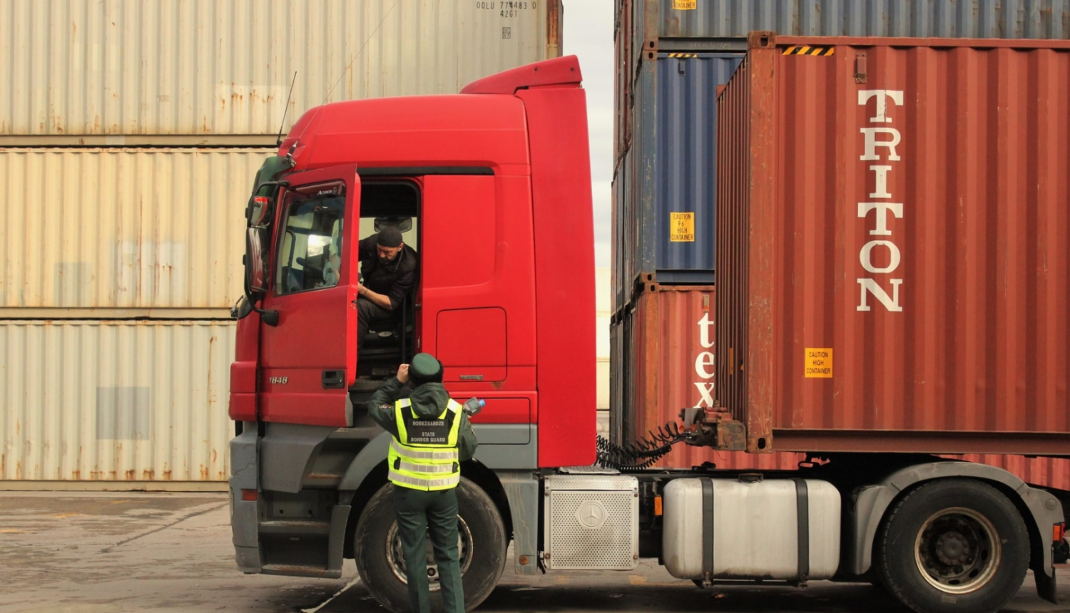 robežsargs un kravas mašīna