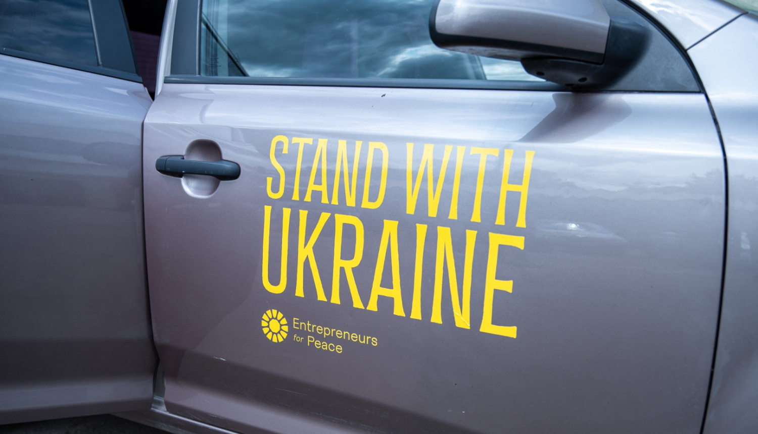 Mašīnas durvis ar uzrakstu Stand with Ukraine