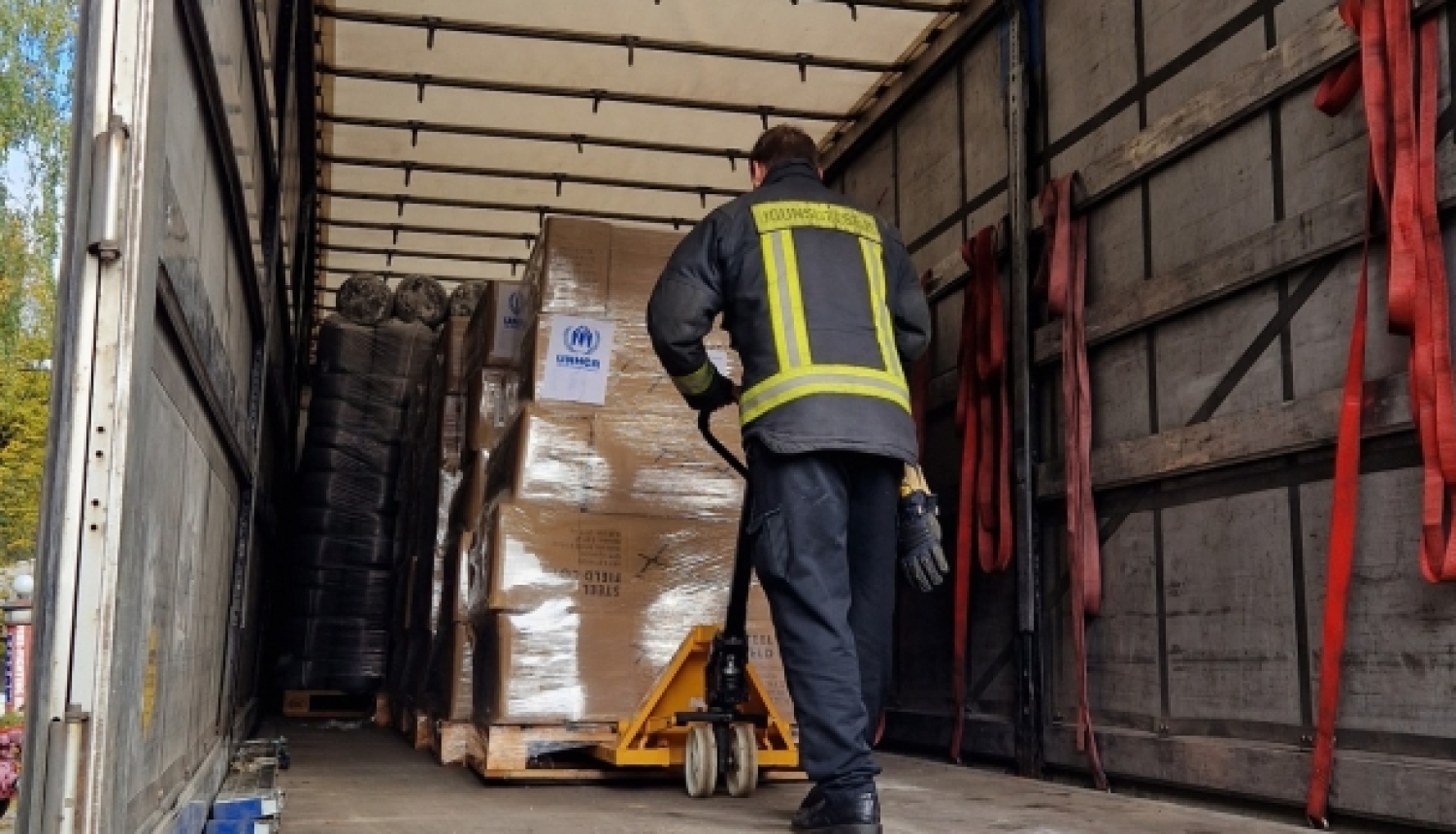 Ugunsdzēsējs ved kravas kastes