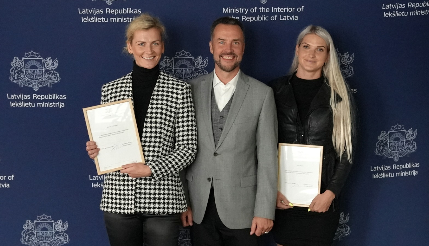 Iekšlietu ministrs sveic vieglatlētes