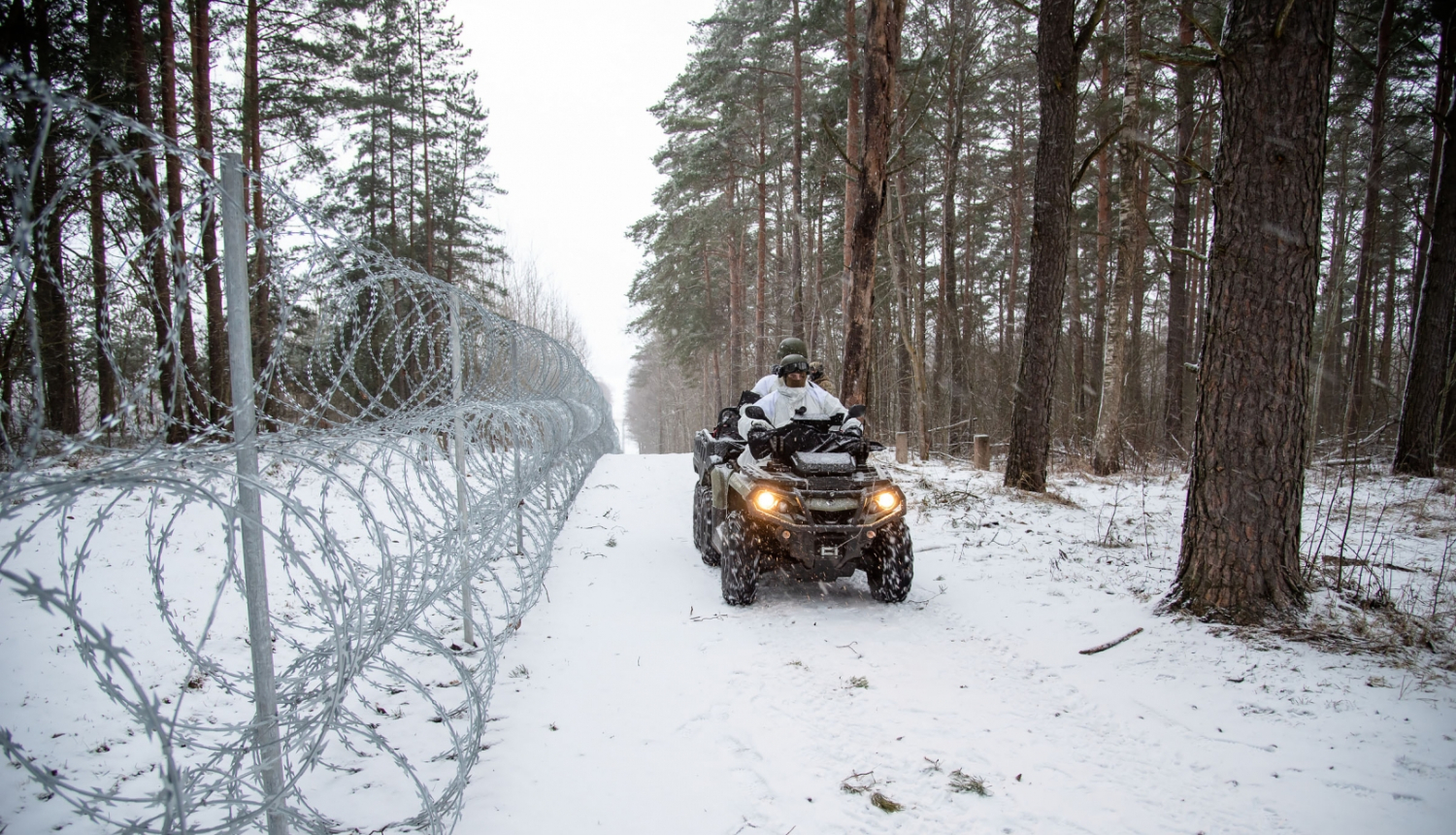 NBS ar kvadraciklu gar dzeloņstiepļu žogu