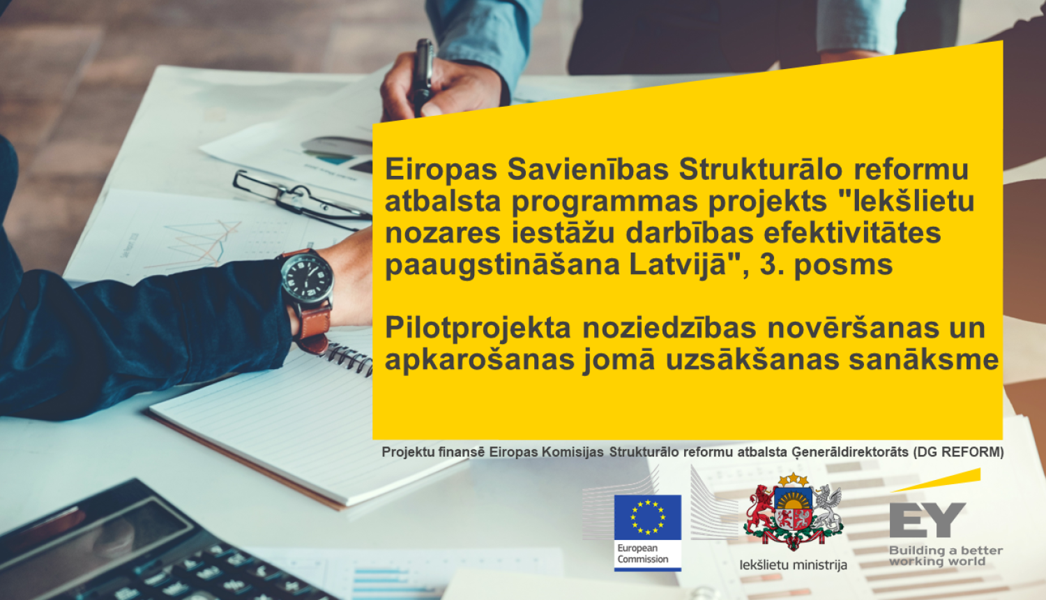 uz galda dokumenti, kalkulators