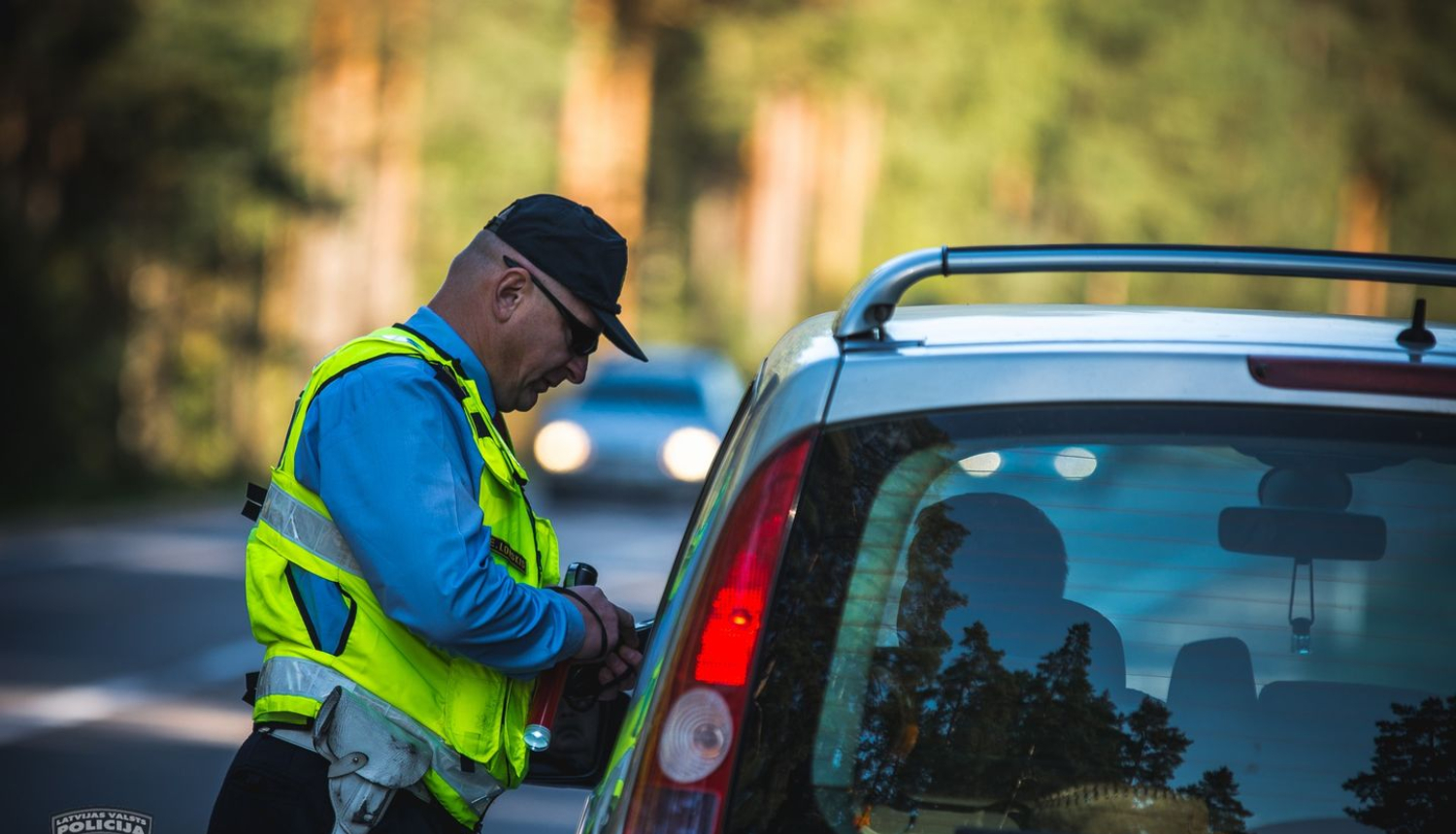 Policists pie automašīnas