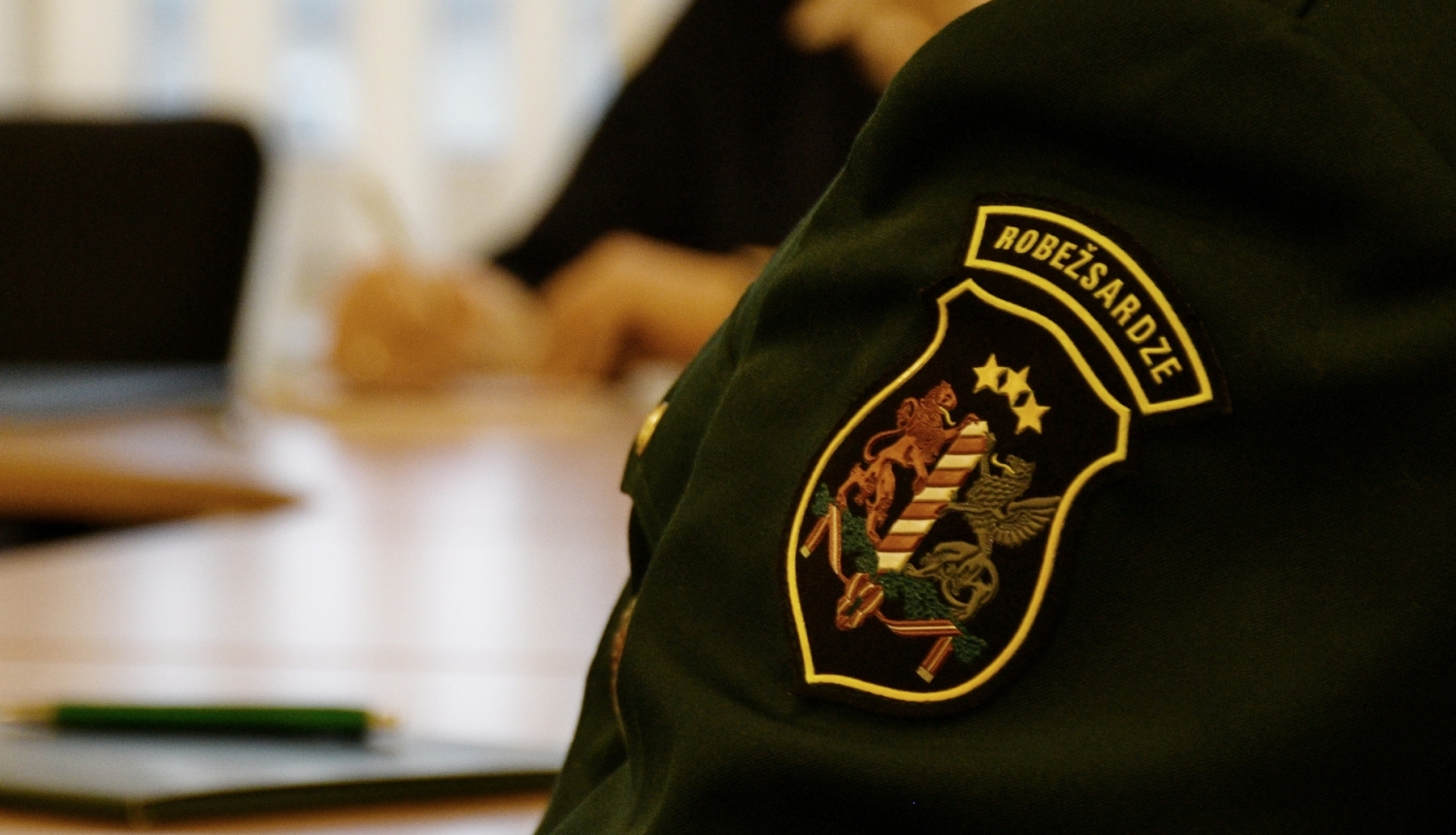 Robežsarga formas elements uz rokas