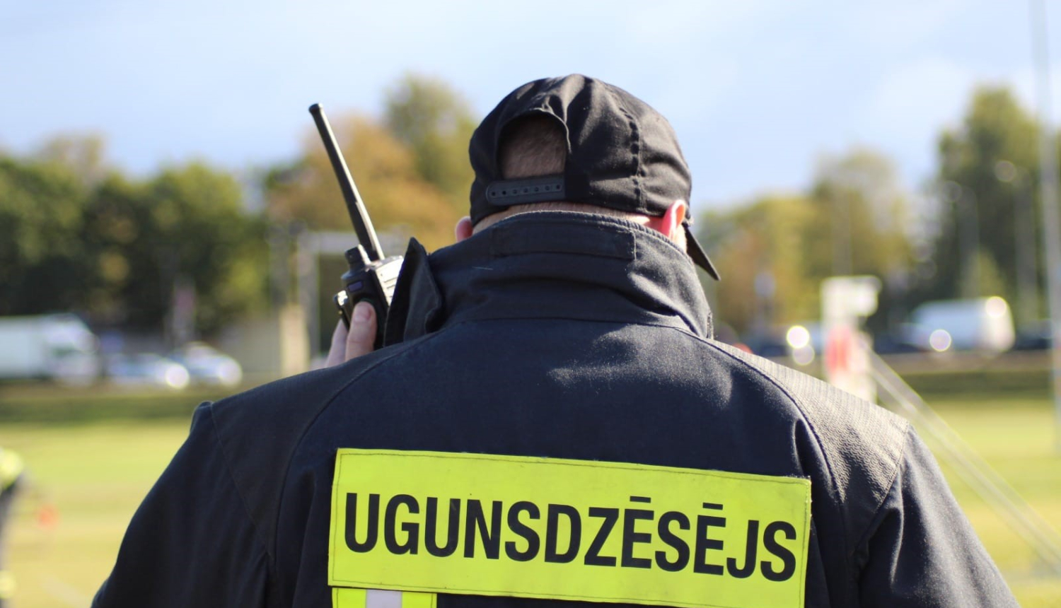 ugunsdzēsējs ar rāciju