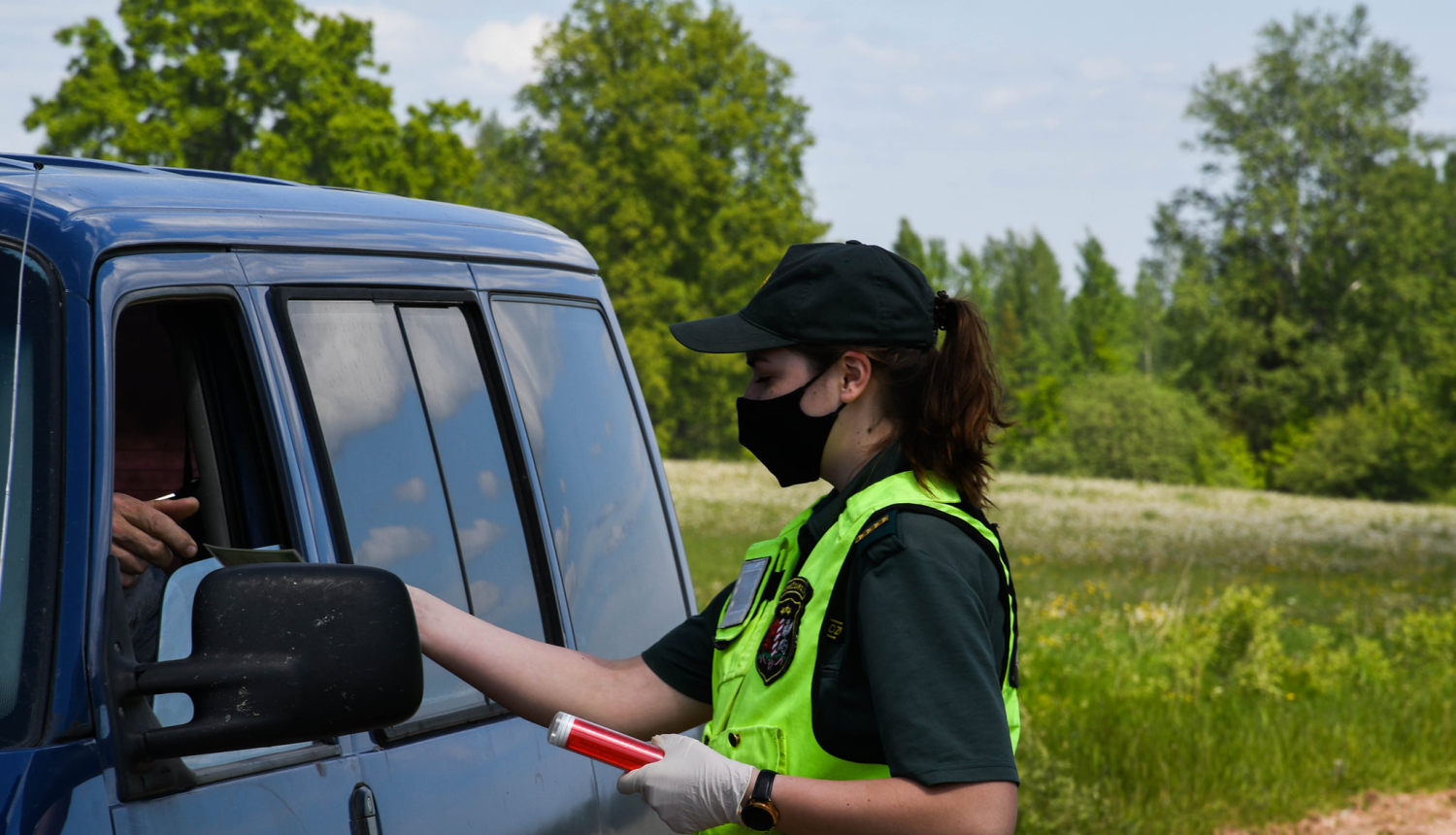 Robežsardze pārbauda qr kodu