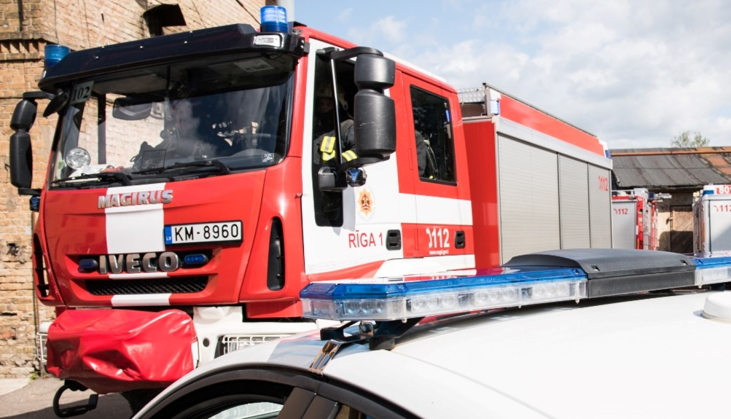 ugunsdzēsēju un policijas auto